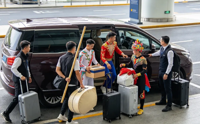 一個五人雜技團帶住硬身道具趕飛機,點解一件都冇撞花?機場6人的士接送攻略,道具服裝一車載齊